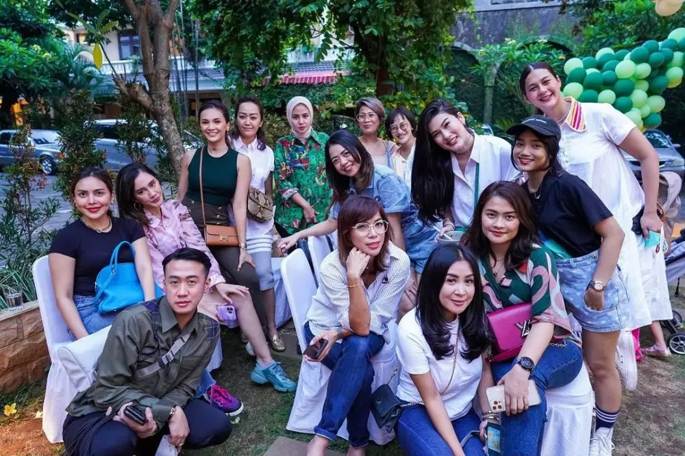 Fuji rela kumpul bareng ibu-ibu demi Gala Instagram