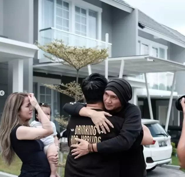 momen pertemuan anji dengan keluarga sheila marcia © instagram momen pertemuan anji dengan keluarga sheila marcia © instagram