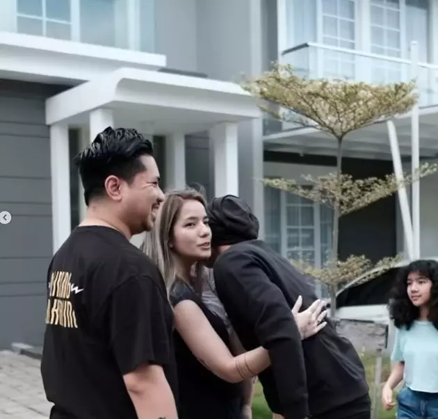 momen pertemuan anji dengan keluarga sheila marcia © instagram momen pertemuan anji dengan keluarga sheila marcia © instagram