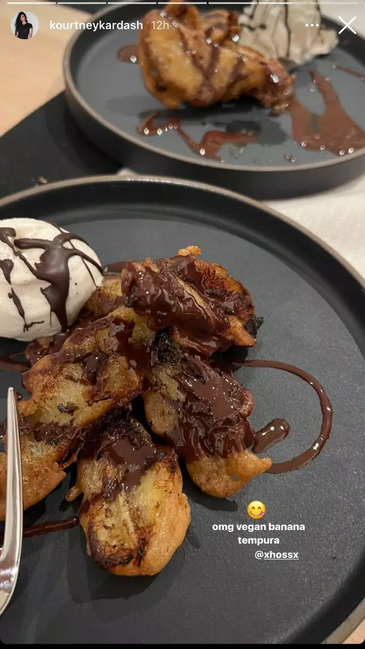 Kourtney Kardashian makan pisang goreng © 2021 brilio.net