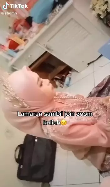 Momen mahasiswi menikah © 2021 TikTok Momen mahasiswi menikah © 2021 TikTok