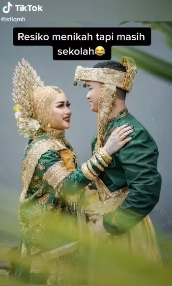 Momen mahasiswi menikah © 2021 TikTok Momen mahasiswi menikah © 2021 TikTok