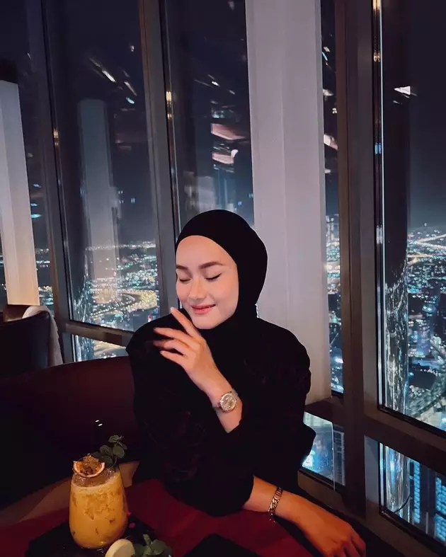 Dinda Hauw dan Rey Mbayang dinner di Burj Khalifa © 2021 brilio.net Dinda Hauw dan Rey Mbayang dinner di Burj Khalifa © 2021 brilio.net