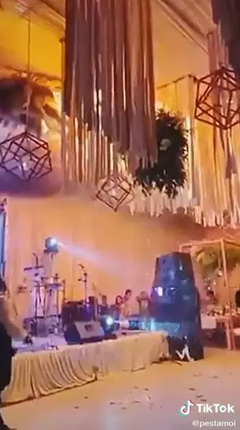 Momen pernikahan dengan kembang api © 2021 TikTok