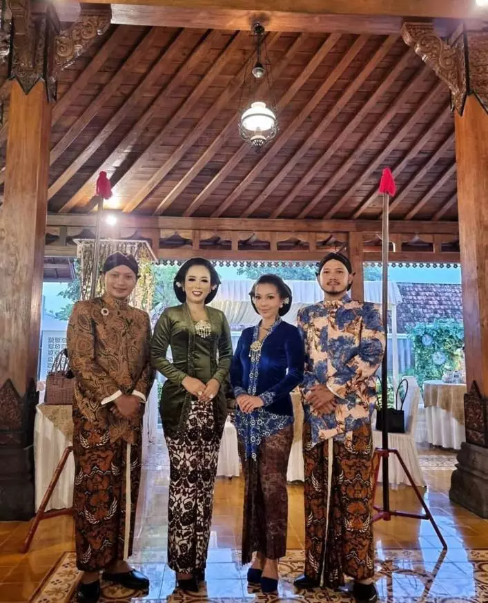 Rambut pedangdut disanggul saat kondangan Instagram