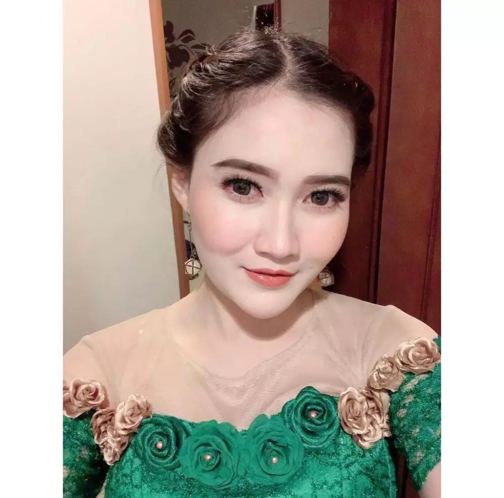 Rambut pedangdut disanggul saat kondangan Instagram