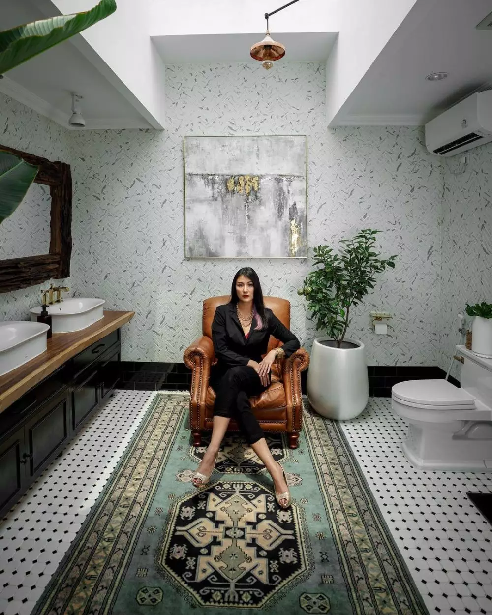 kamar mandi Sharena Delon lengkap dengan AC dan sofa Instagram