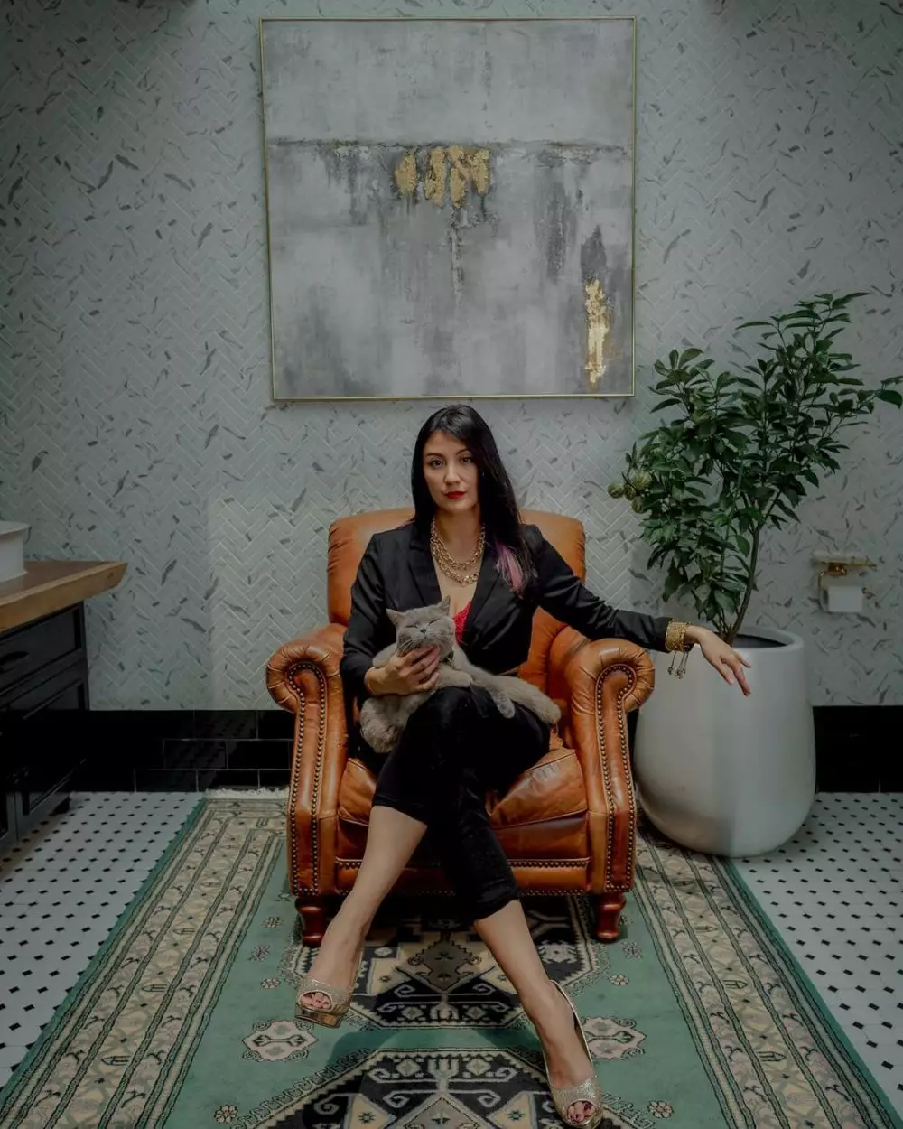 kamar mandi Sharena Delon lengkap dengan AC dan sofa Instagram