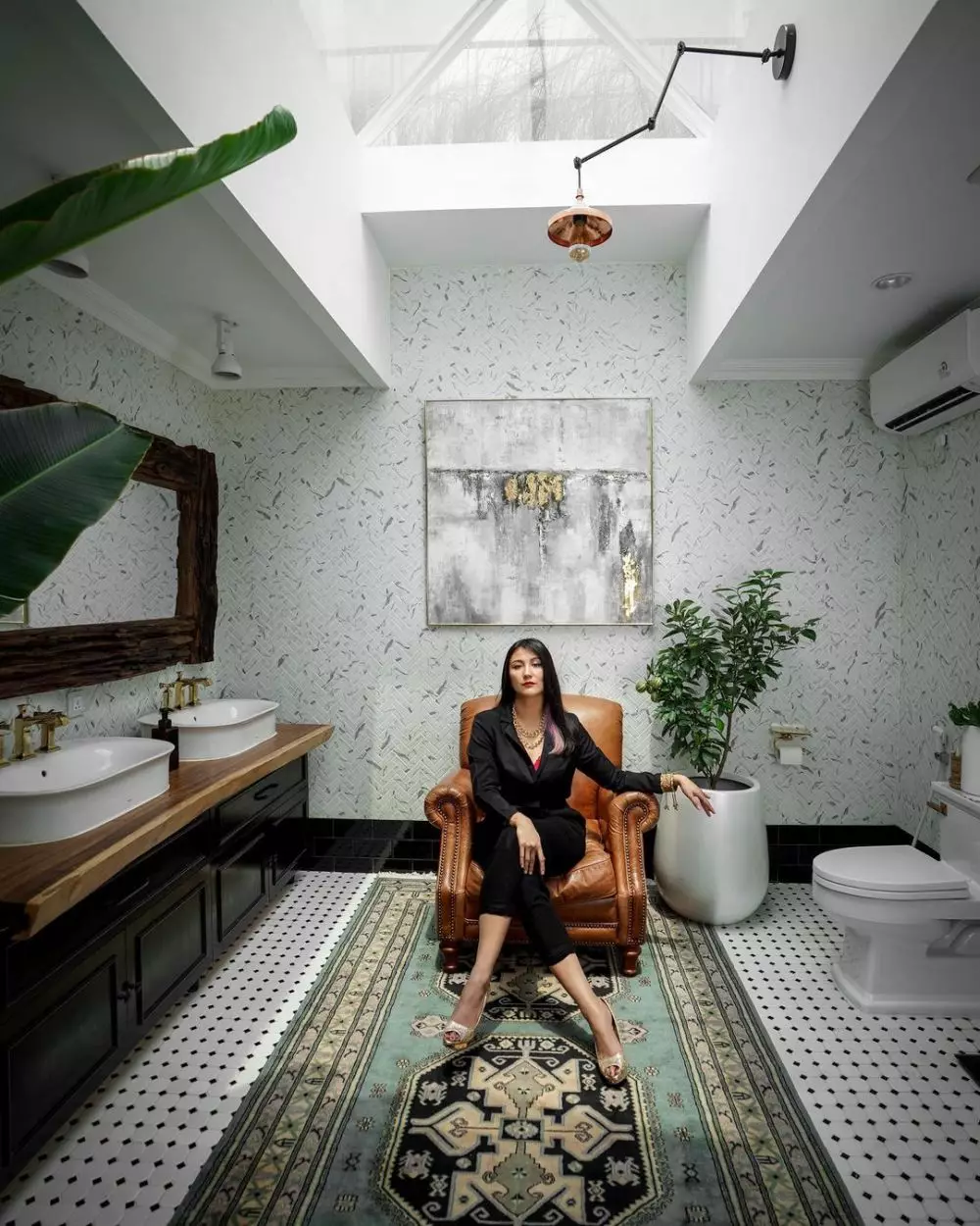 kamar mandi Sharena Delon lengkap dengan AC dan sofa Instagram