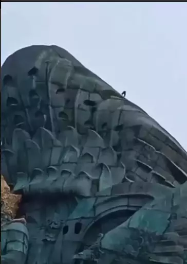 Viral pria panjat patung GWK Bali © Instagram