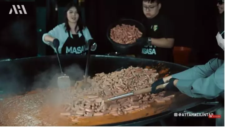 atta halilintar dan aurel masak sosis  © YouTube atta halilintar dan aurel masak sosis  © YouTube