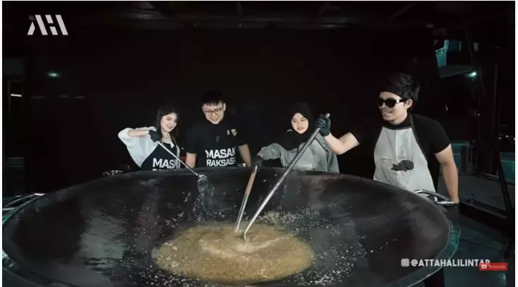 atta halilintar dan aurel masak sosis  © YouTube atta halilintar dan aurel masak sosis  © YouTube