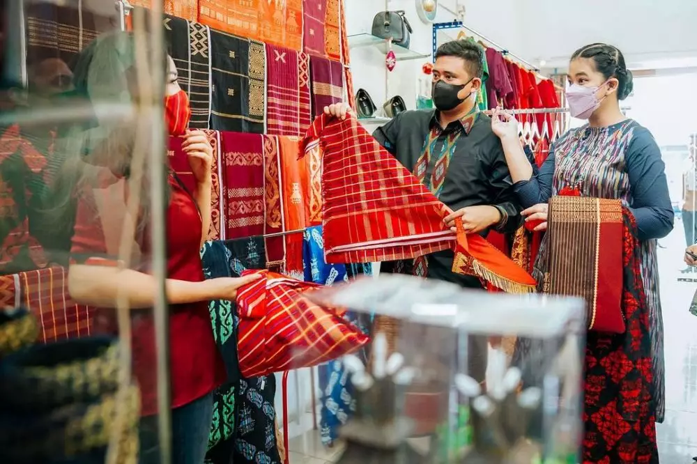 Gaya Kahiyang Ayu pakai kain ulos © 2021 Instagram