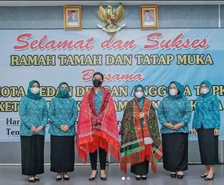 Gaya Kahiyang Ayu pakai kain ulos © 2021 Instagram