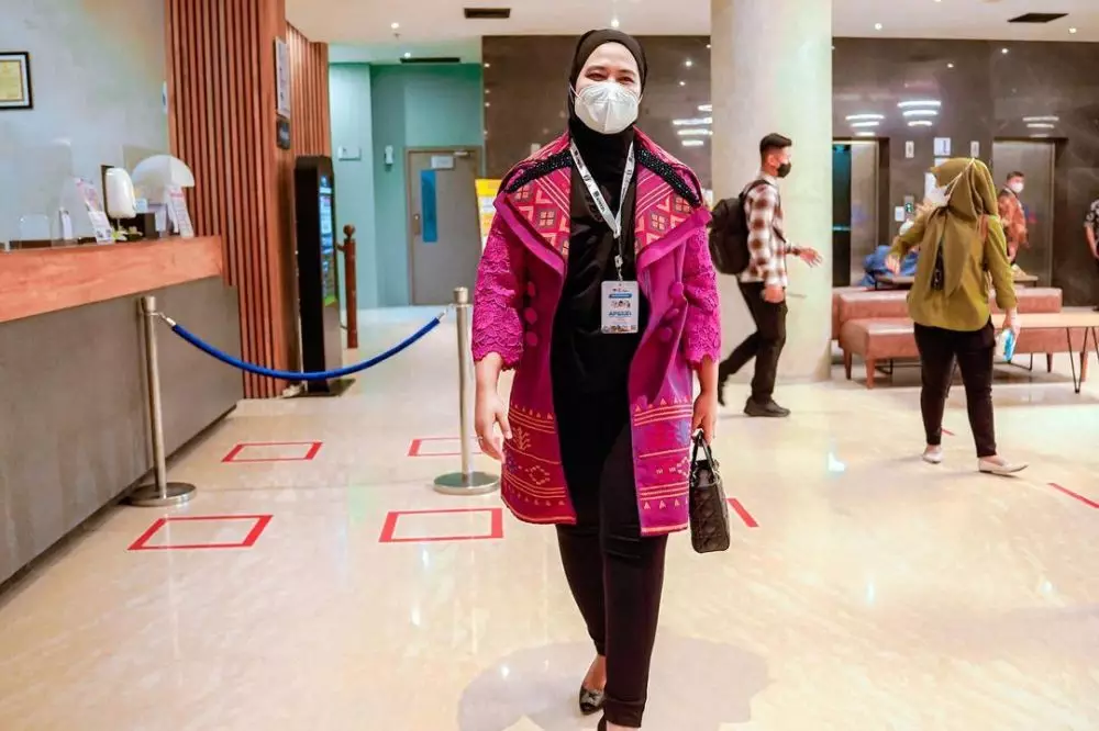 Gaya Kahiyang Ayu pakai kain ulos © 2021 Instagram