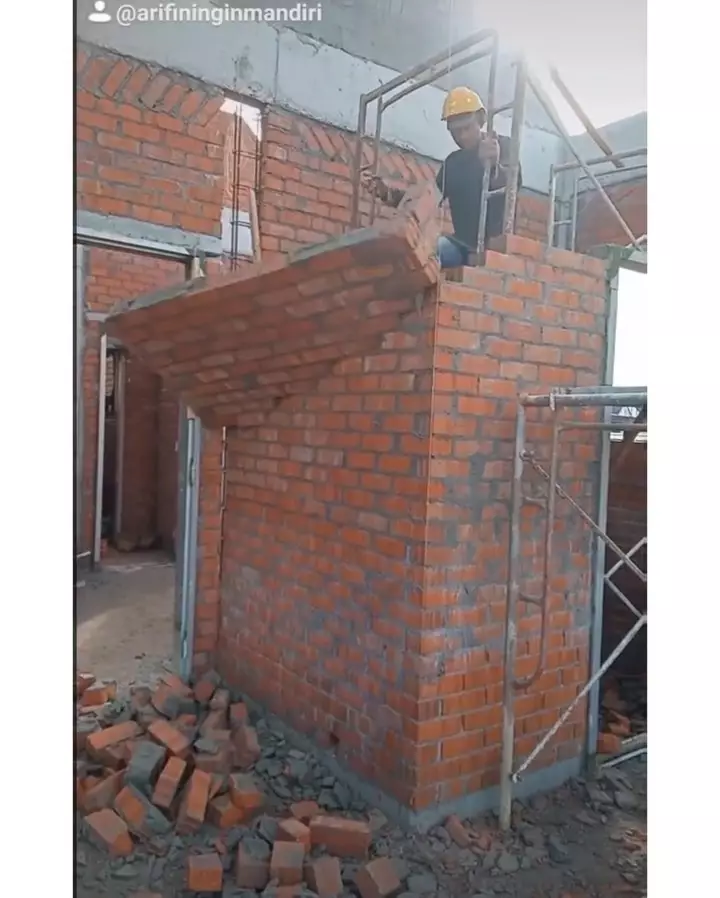 kerjaan kuli bangunan jadi nyeleneh banget © 2021 instagram.com