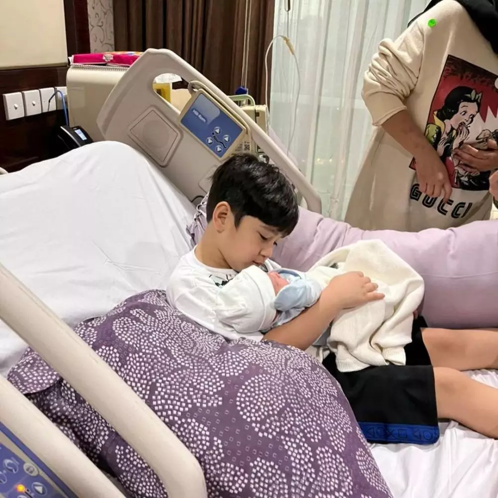 Momen Rafathar jadi kakak © 2021 brilio.net Momen Rafathar jadi kakak © 2021 brilio.net