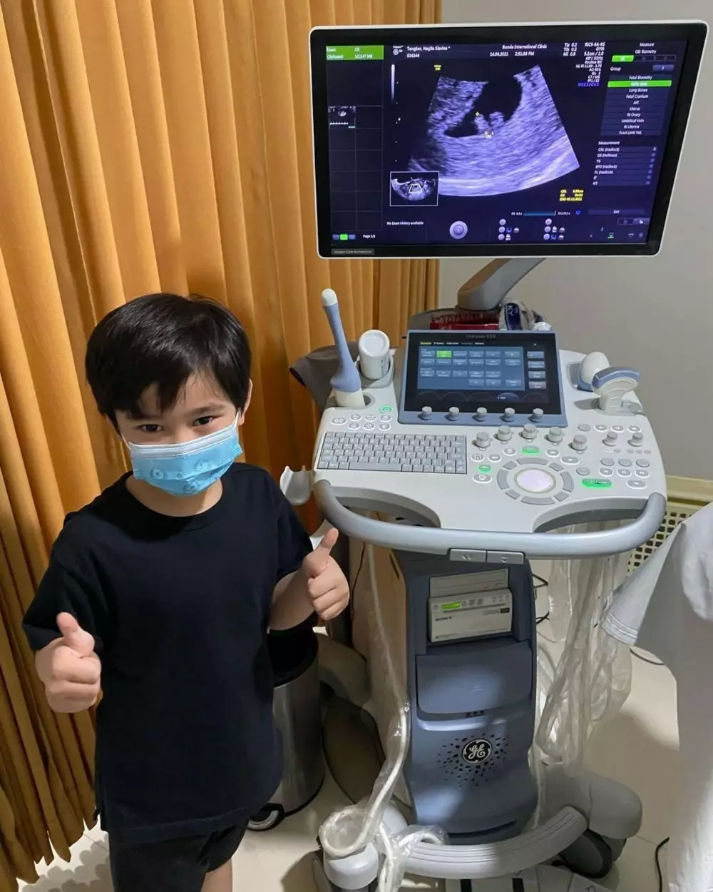 Momen Rafathar jadi kakak © 2021 brilio.net Momen Rafathar jadi kakak © 2021 brilio.net