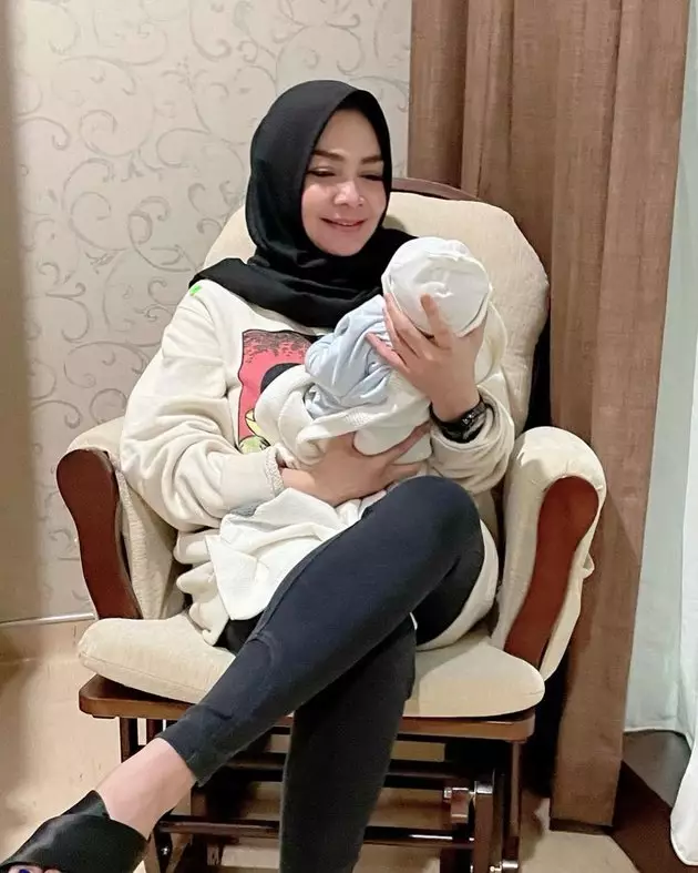Potret keluarga Raffi dan Nagita gendong baby R © berbagai sumber