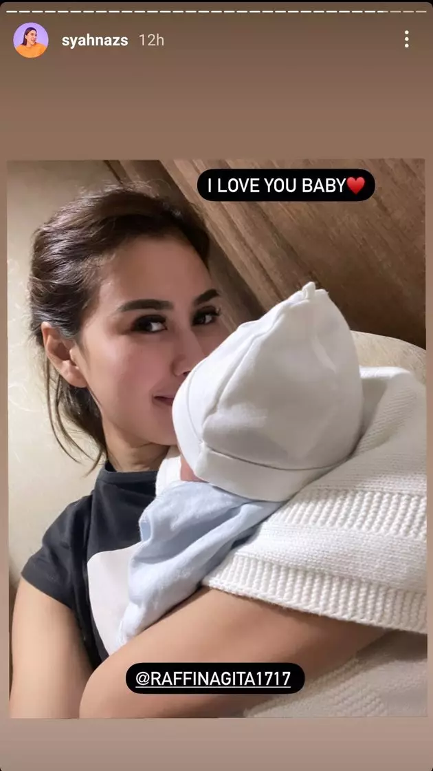 Potret keluarga Raffi dan Nagita gendong baby R © berbagai sumber