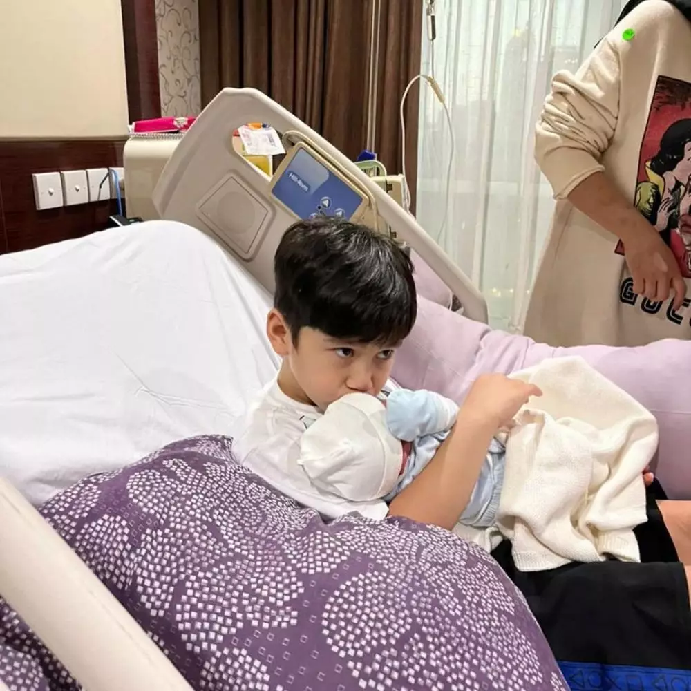 Potret keluarga Raffi dan Nagita gendong baby R © berbagai sumber