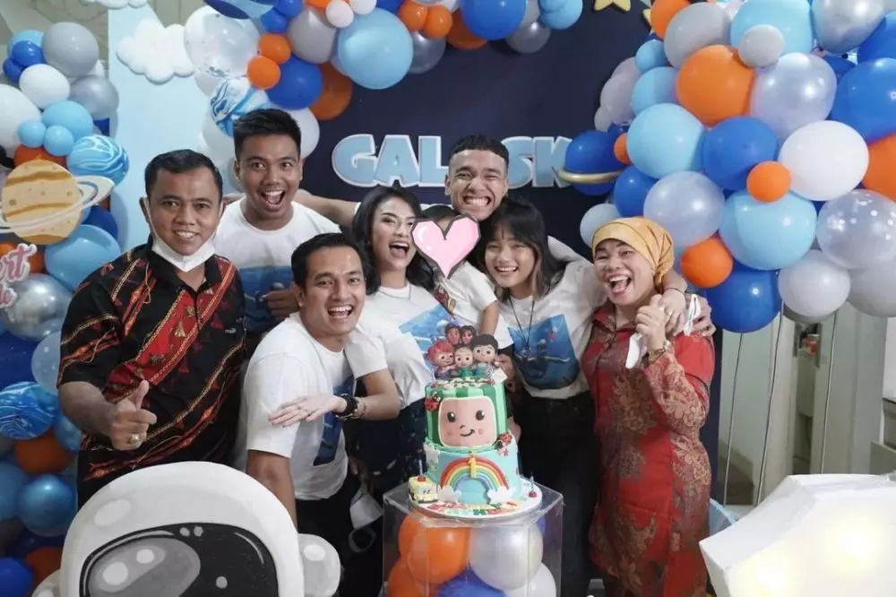 Momen kebersamaan Fuji bareng keluarga berbagai sumber