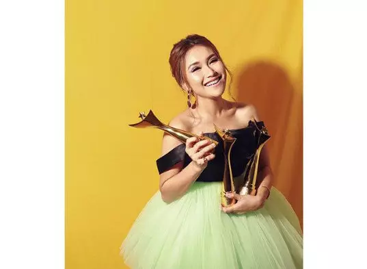 Gaya Ayu Ting Ting di berbagai acara penghargaan © berbagai sumber Gaya Ayu Ting Ting di berbagai acara penghargaan © berbagai sumber