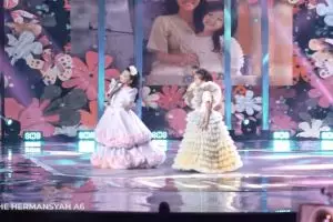 7 Gaya kece Thalia Onsu dan Arsy Hermansyah duet bareng di SCTV Awards