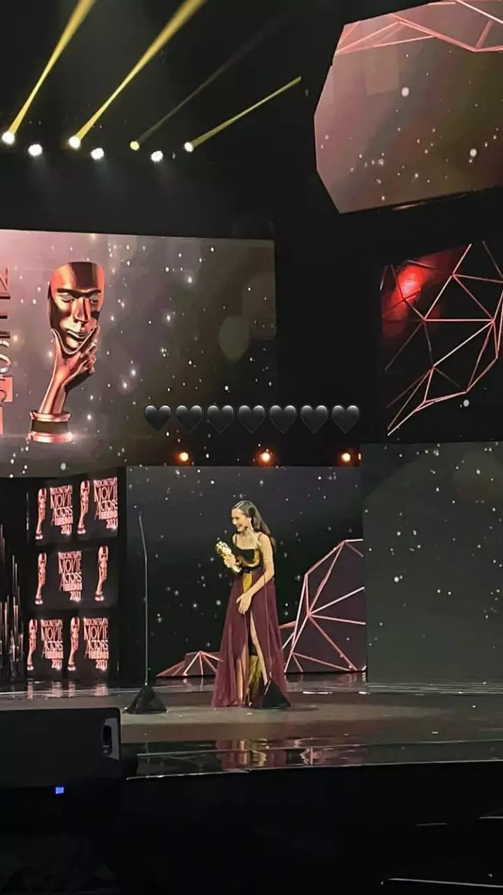 gaya beby tsabina di penghargaan ima awards © instagram