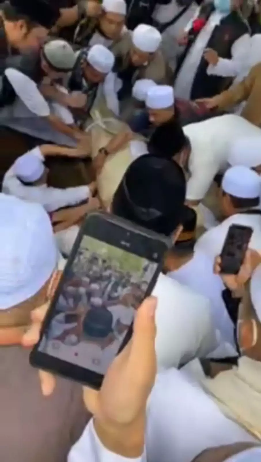 momen pemakaman Ameer Azzikra Instagram/Kapanlagi.com