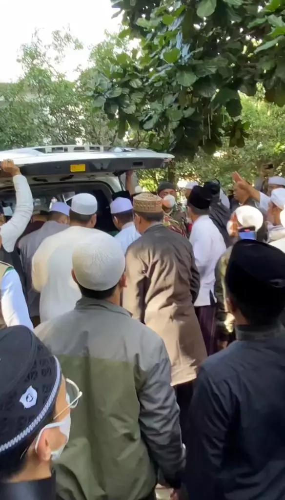 momen pemakaman Ameer Azzikra Instagram/Kapanlagi.com