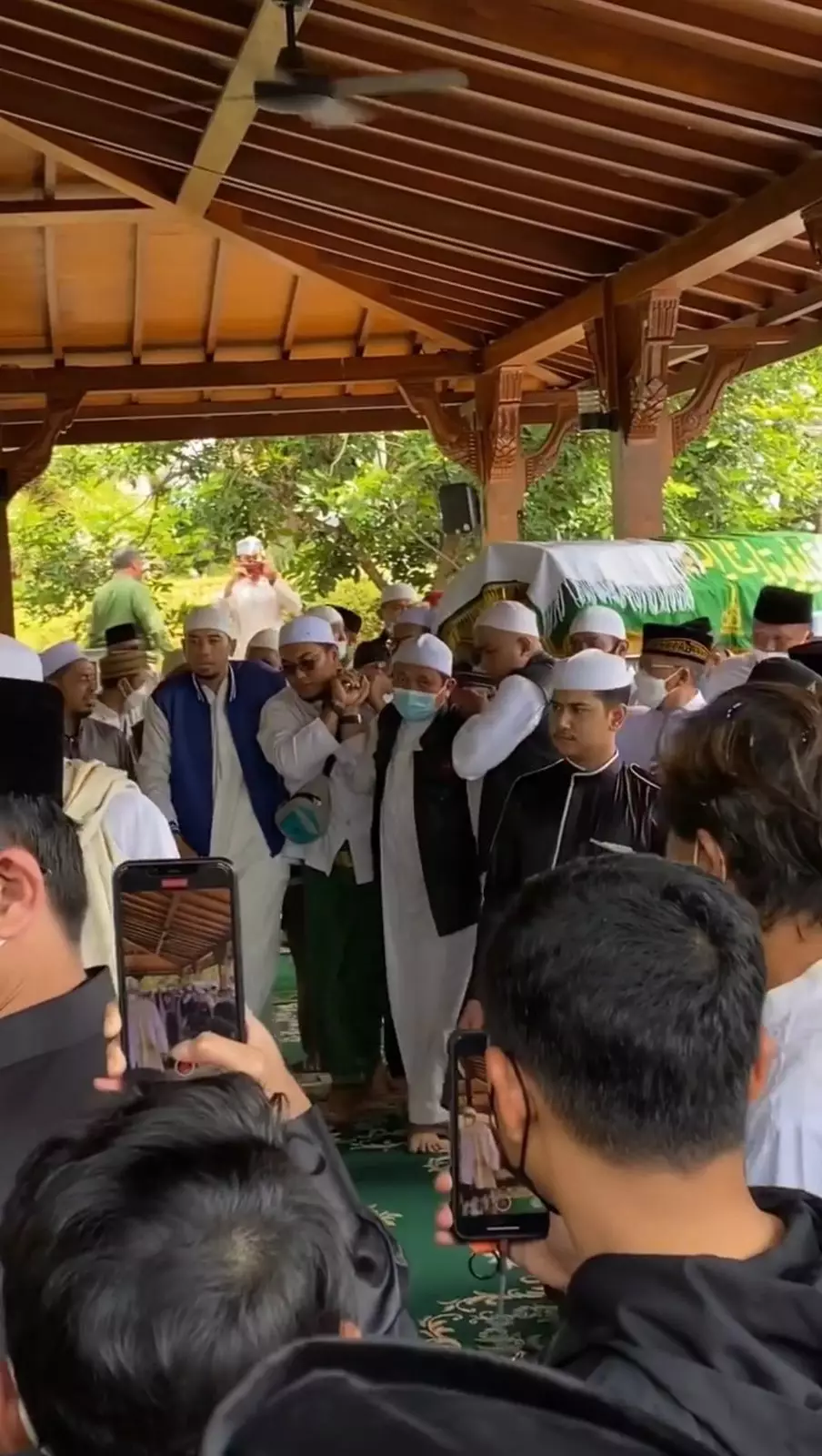 momen pemakaman Ameer Azzikra Instagram/Kapanlagi.com