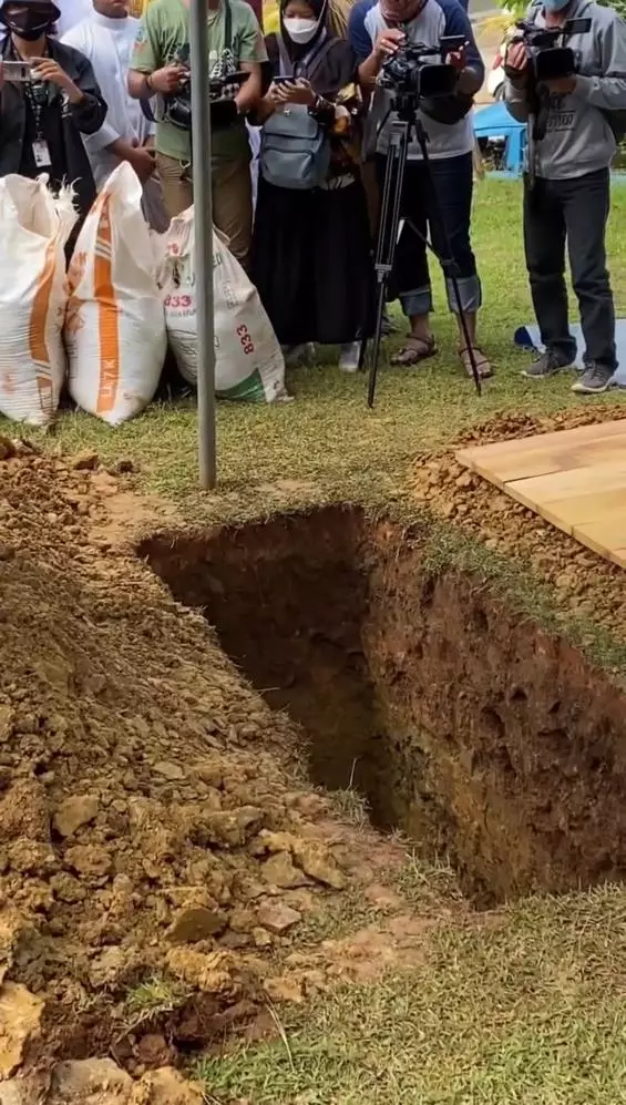 momen pemakaman Ameer Azzikra Instagram/Kapanlagi.com