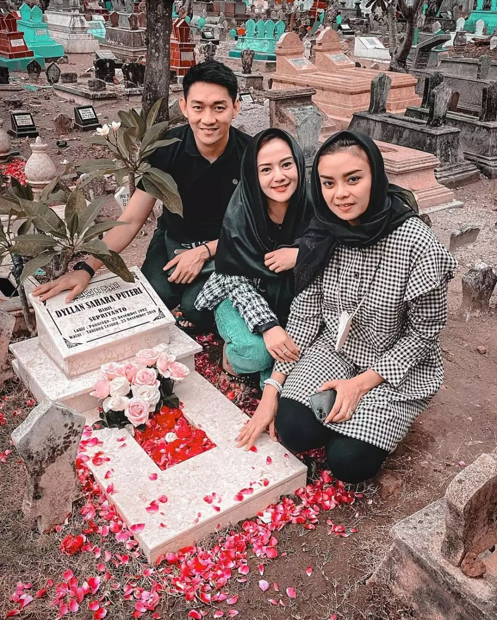 citra ke makam dylan © 2021 Instagram citra ke makam dylan © 2021 Instagram