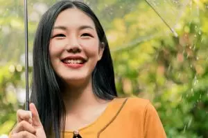 5 Trik memotret pakai HP saat hujan, hasilnya estetik