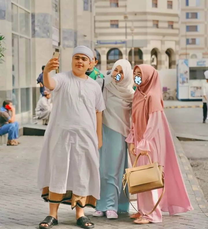 Momen kenangan Larissa Chou dan Ameer Azzikra Berbagai sumber  Momen kenangan Larissa Chou dan Ameer Azzikra Berbagai sumber