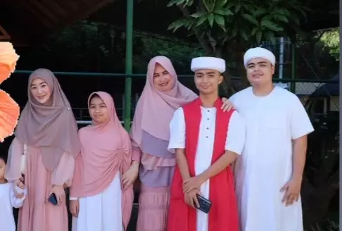 Momen kenangan Larissa Chou dan Ameer Azzikra Berbagai sumber  Momen kenangan Larissa Chou dan Ameer Azzikra Berbagai sumber