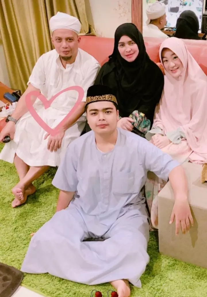 Momen kenangan Larissa Chou dan Ameer Azzikra Berbagai sumber  Momen kenangan Larissa Chou dan Ameer Azzikra Berbagai sumber