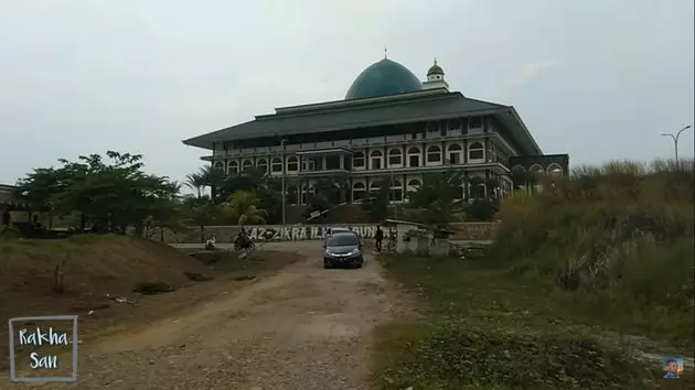 Potret pesantren Ameer dan Alvin © YouTube/Rakha San