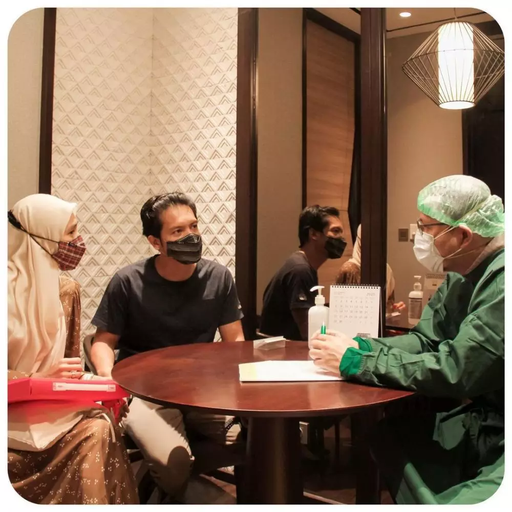 Momen Dhini & Dimas konsultasi ke dokter © Instagram/@dhiniaminarti Momen Dhini & Dimas konsultasi ke dokter © Instagram/@dhiniaminarti