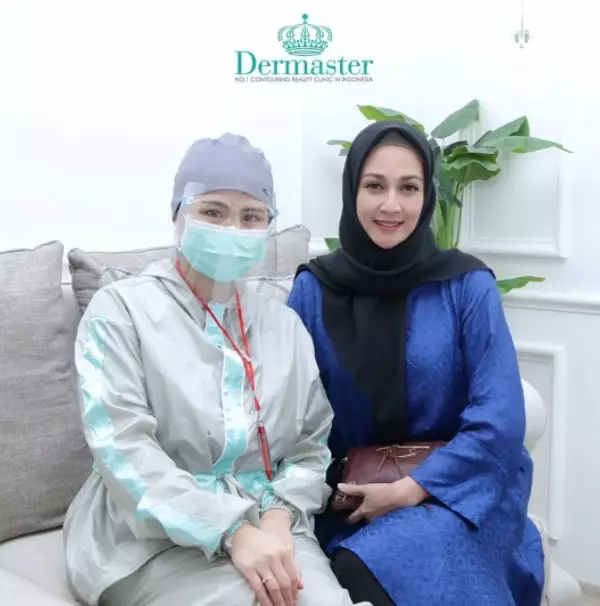 Potret Dina Lorenza usai perawatan tanam benang © Instagram Potret Dina Lorenza usai perawatan tanam benang © Instagram