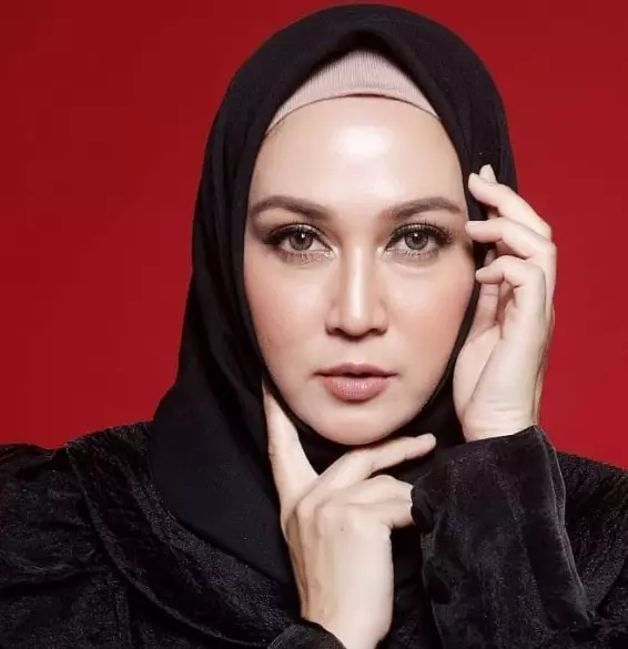 Potret Dina Lorenza usai perawatan tanam benang © Instagram Potret Dina Lorenza usai perawatan tanam benang © Instagram