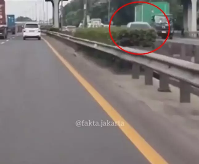 kakek pengemudi Mercy lawan arah jadi tersangka © 2021 Instagram