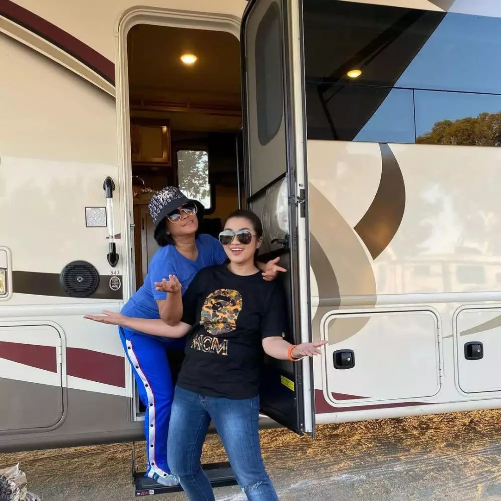 Seleb liburan pakai campervan Instagram Seleb liburan pakai campervan Instagram