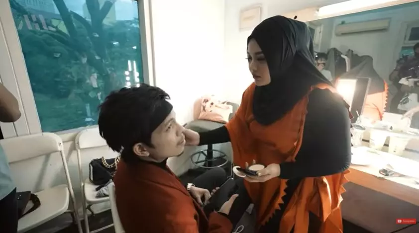 Aurel-Atta & Lesty-Billar maternity shoot bareng © YouTube