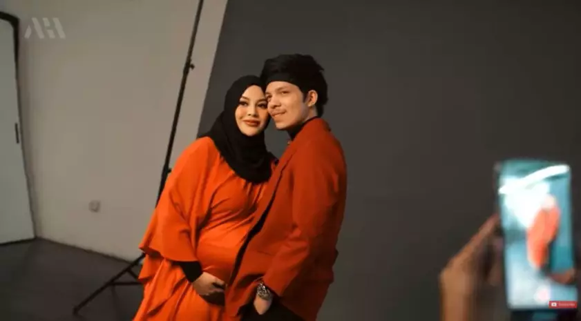 Aurel-Atta & Lesty-Billar maternity shoot bareng © YouTube