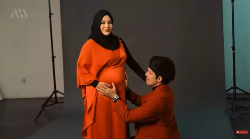 Aurel-Atta & Lesty-Billar maternity shoot bareng © YouTube