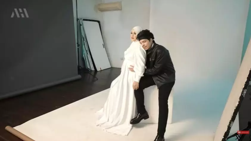 Aurel-Atta & Lesty-Billar maternity shoot bareng © YouTube