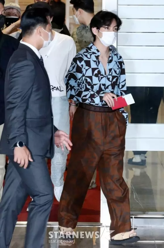 Gaya airport fashion idol K-Pop Berbagai sumber  Gaya airport fashion idol K-Pop Berbagai sumber