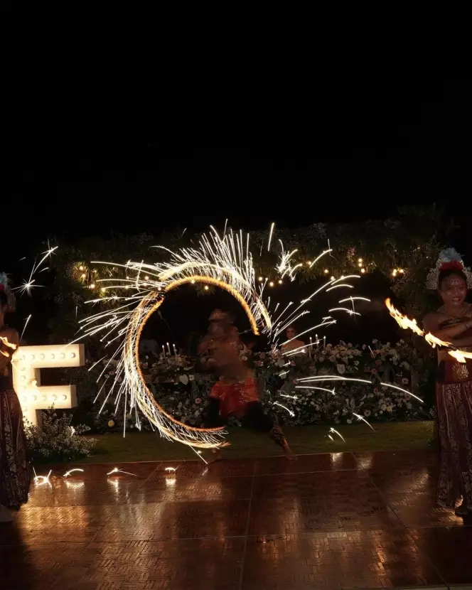 Momen resepsi Miller Khan dan Farina © Instagram